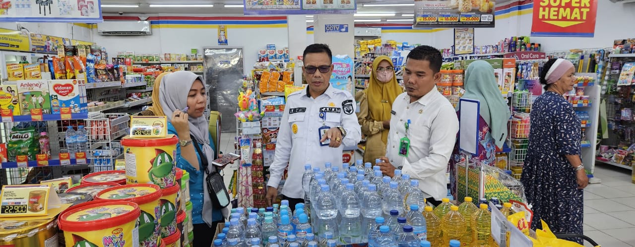 Camat Sentajo Raya dan KopdagrinKuansing Sidak Minimarket, Temukan Kemasan Rusak