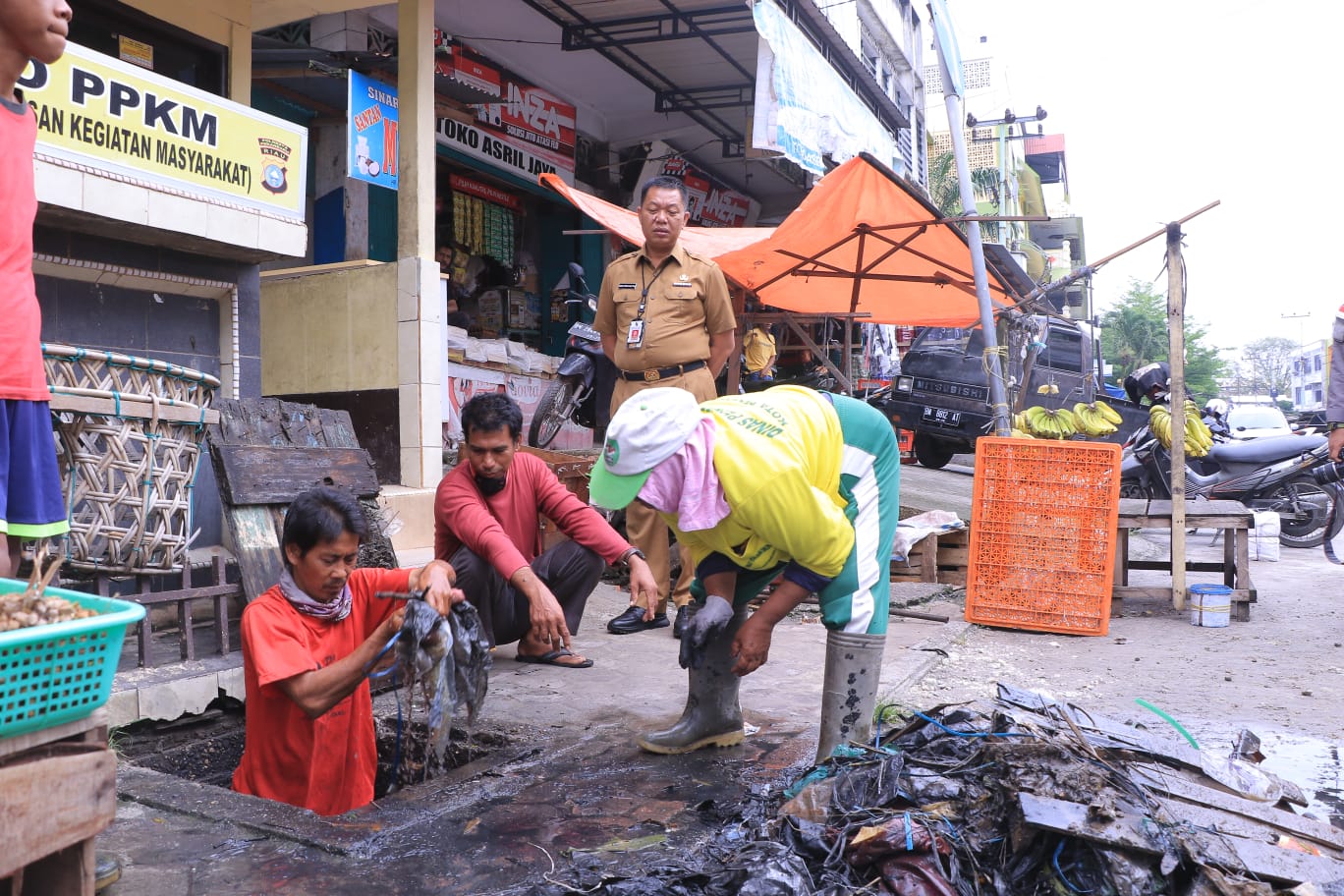 Sumbatan Drainase Sebabkan Genangan Air di Pasar Bawah, Pj Sekdako Tinjau Kerja Pasukan Kuning