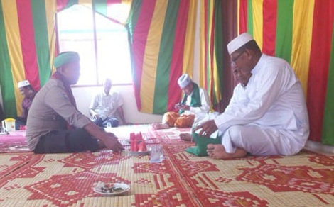 Anggota Polsek Langgam Jalin Keakraban dengan Warga Pasca Pilkada