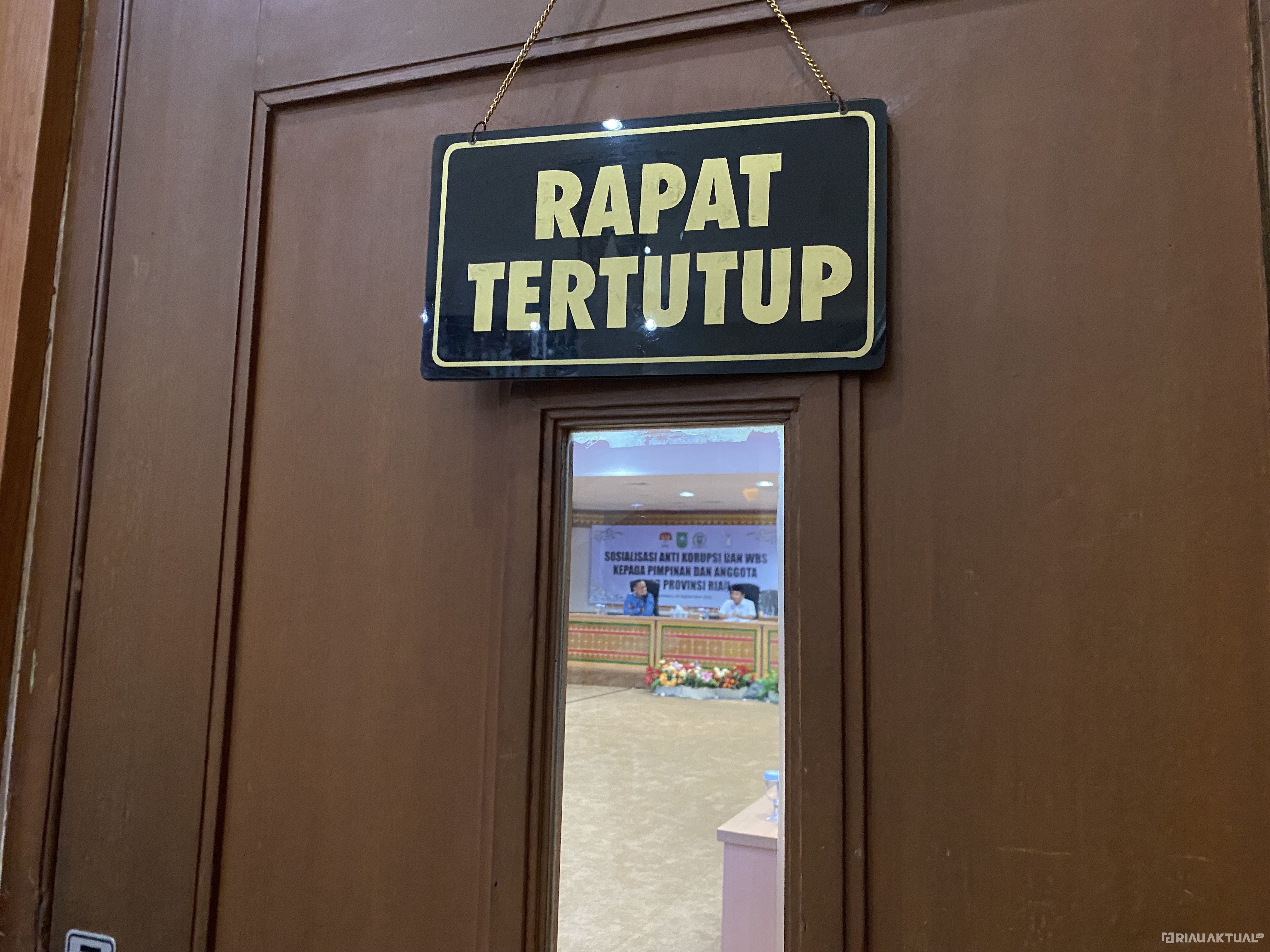 Kunjungan KPK ke DPRD Riau Digelar Tertutup, Ada Apa?