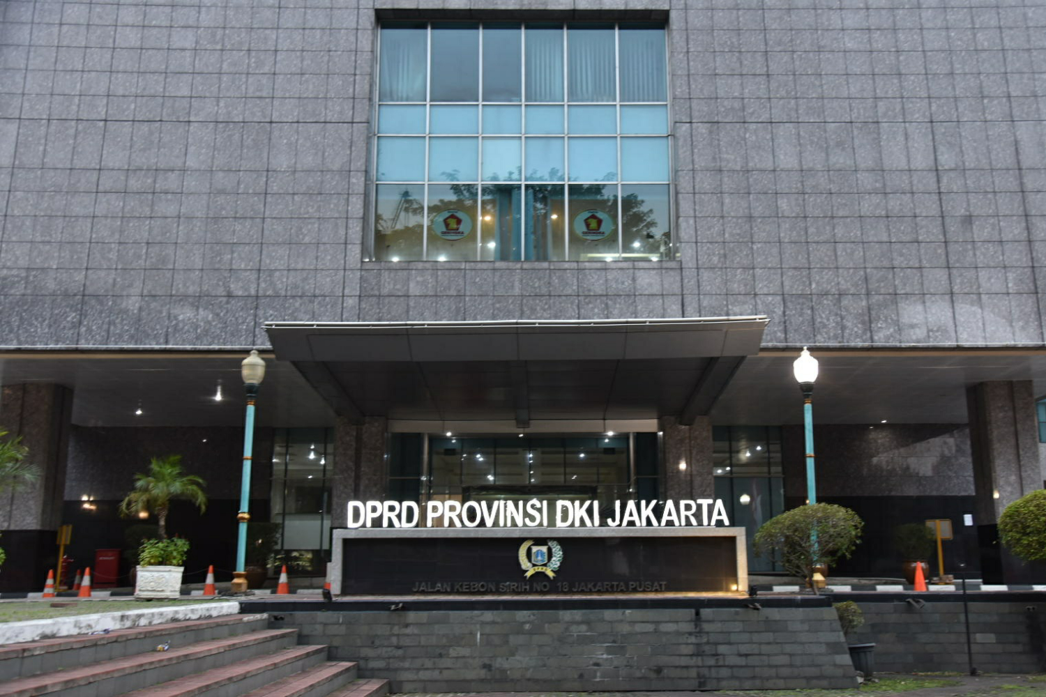 Dua Anggota Terkonfirmasi Positif Corona, Gedung DPRD DKI Ditutup, Belum Ada Opsi Rapat Online