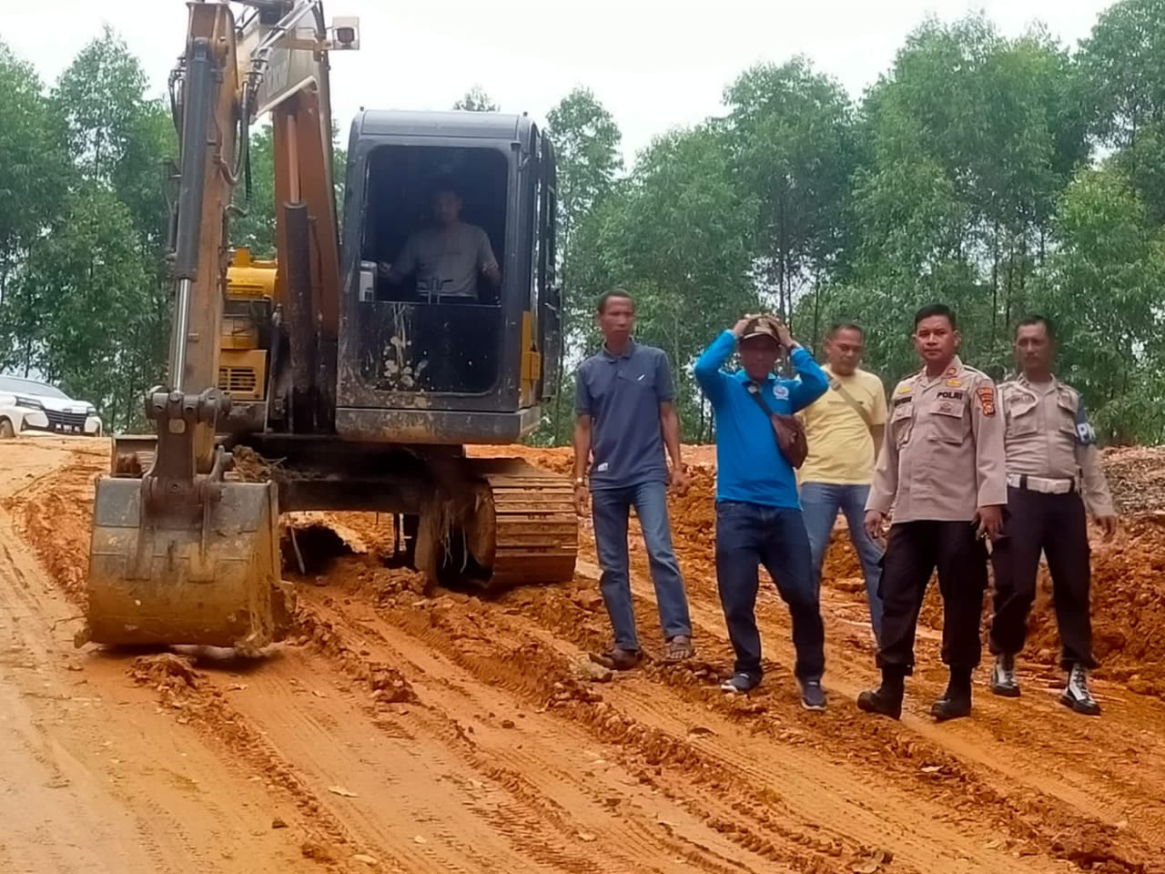 Kelancaran Logistik Pemilu 2024, Polsek Logas Tanah Darat Perbaiki Jalan Rusak di Kuansing