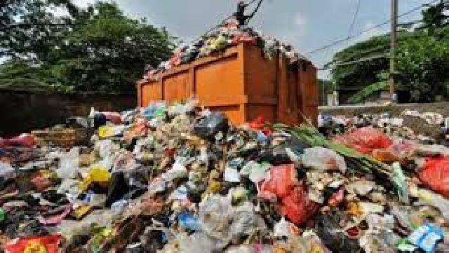 Warga Keluhkan Tumpukan Sampah di Pasar Sidomulio