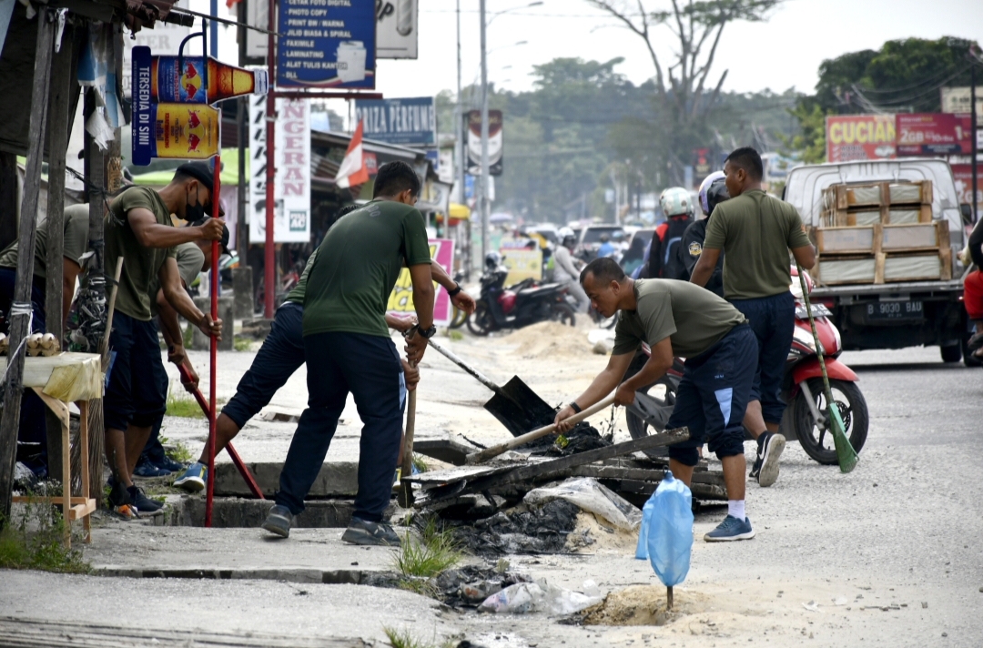 Prajurit Yonko 462 Kopasgat Laksanakan Gotong Royong Jumat Bersih