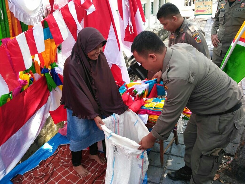 Satpol PP Pekanbaru Tertibkan Pedagang Bendera yang Berjualan di Trotoar