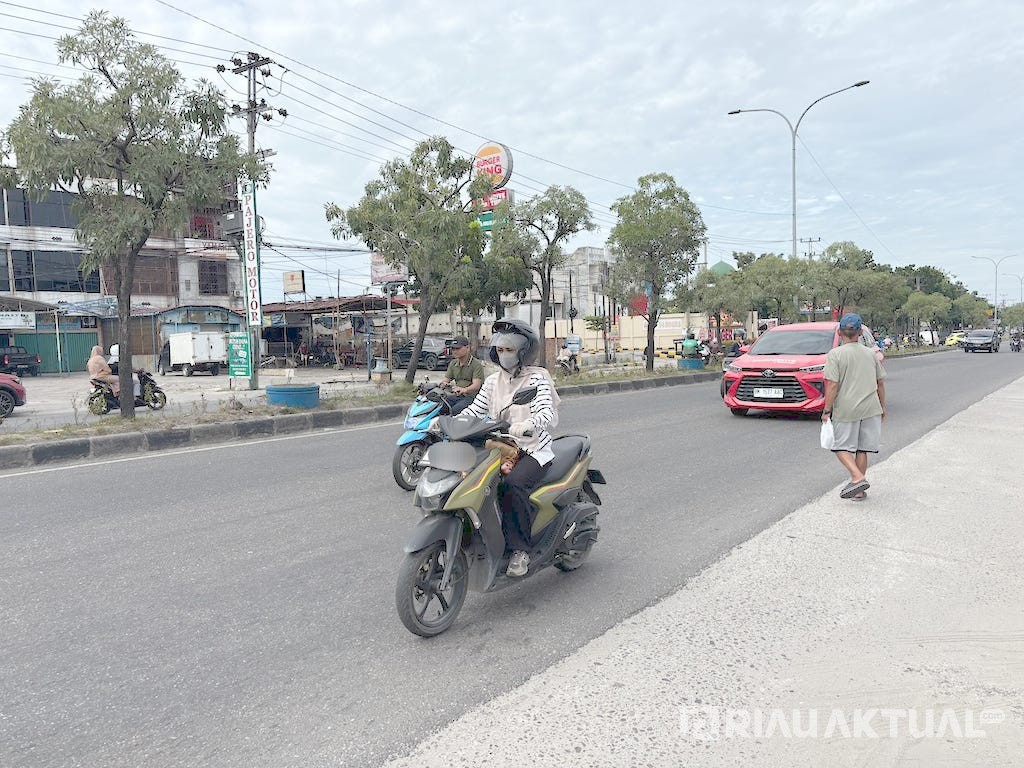 Kabut Asap Mulai Selimuti Pekanbaru, Warga Keluhkan Sesak dan Gunakan Masker