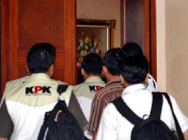 KPK Datang Mendadak Para Pegawai Kantor Gubernur Riau Terkejut