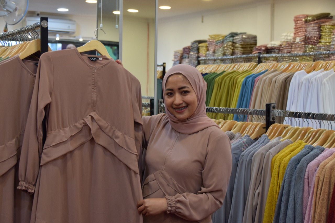 Kisah Sukses Famys Hijab, Pelopor dan Produsen Gamis Malaysia Terbesar