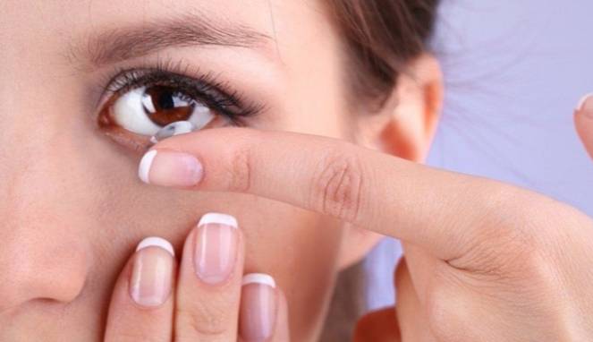 Sering Gunakan Lensa Kontak? Ini Dia Risikonya