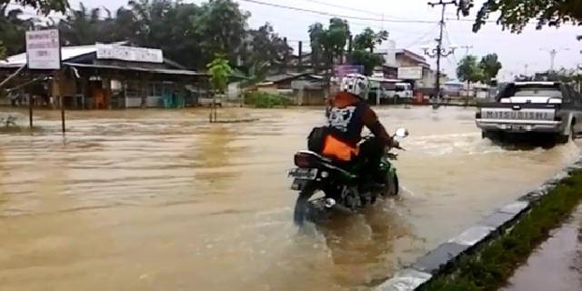 Drainase Tak Berfungsi, Banjir Genangi Jalan Tuanku Tambusai