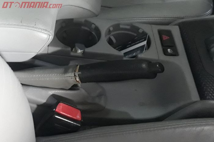 Jangan Biasakan Pakai Rem Tangan Saat Berhenti di Lampu Merah