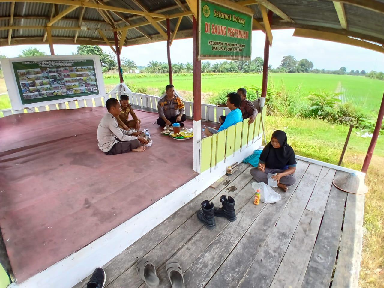 Datangi Petani, Anggota Polsek Teluk Meranti Ingatkan Jaga Kamtibmas Pilkada