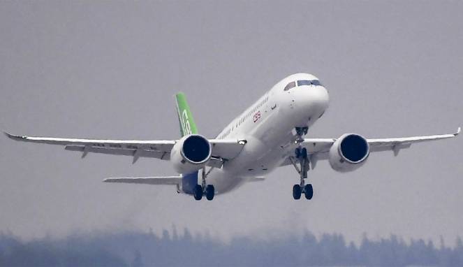 Rok Terbelah Pramugari Berjilbab di Langit Aceh