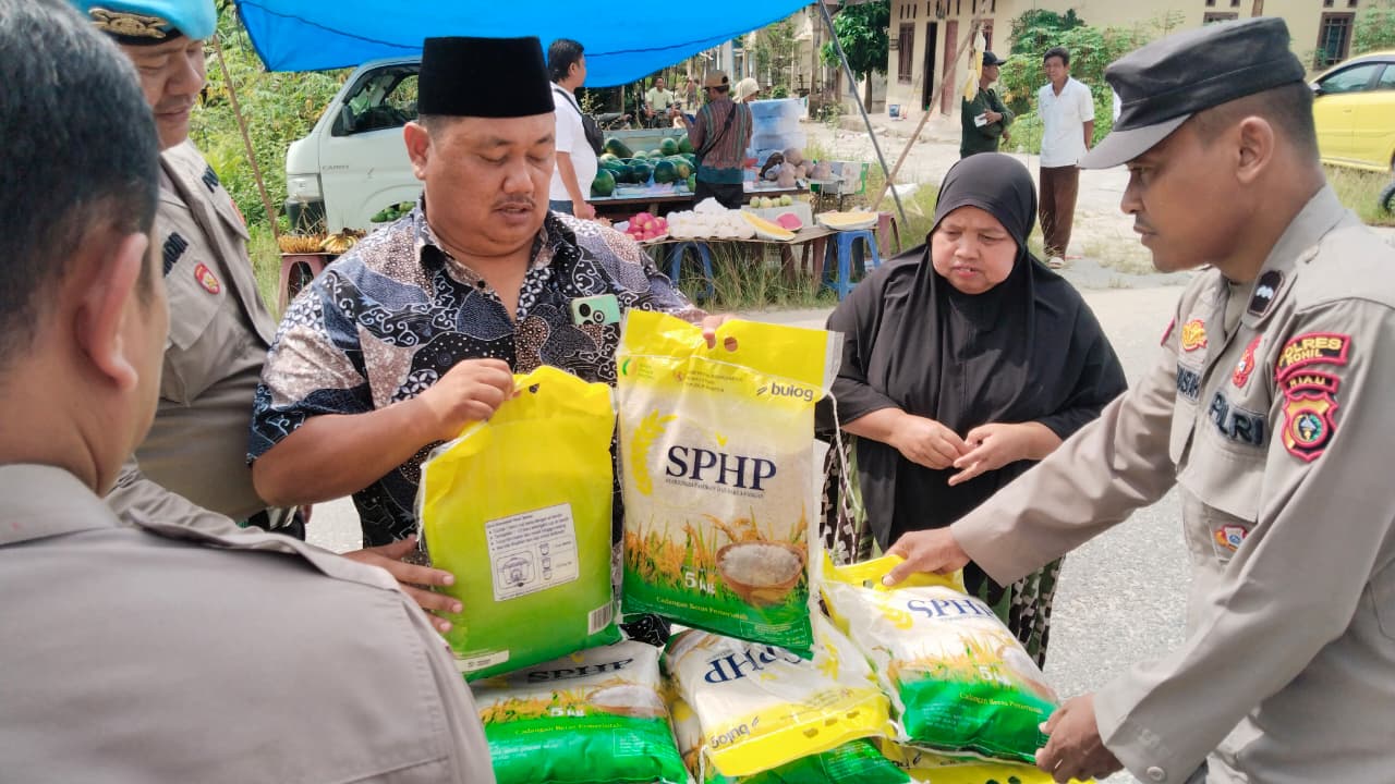Gerakan Pangan Murah Polsek TPTM Bikin Warga Rohil Full Senyum