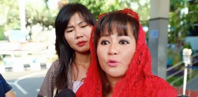 Dewi Tanjung Ngaku Pundaknya Ditimpuk Saat Demo di Balkot