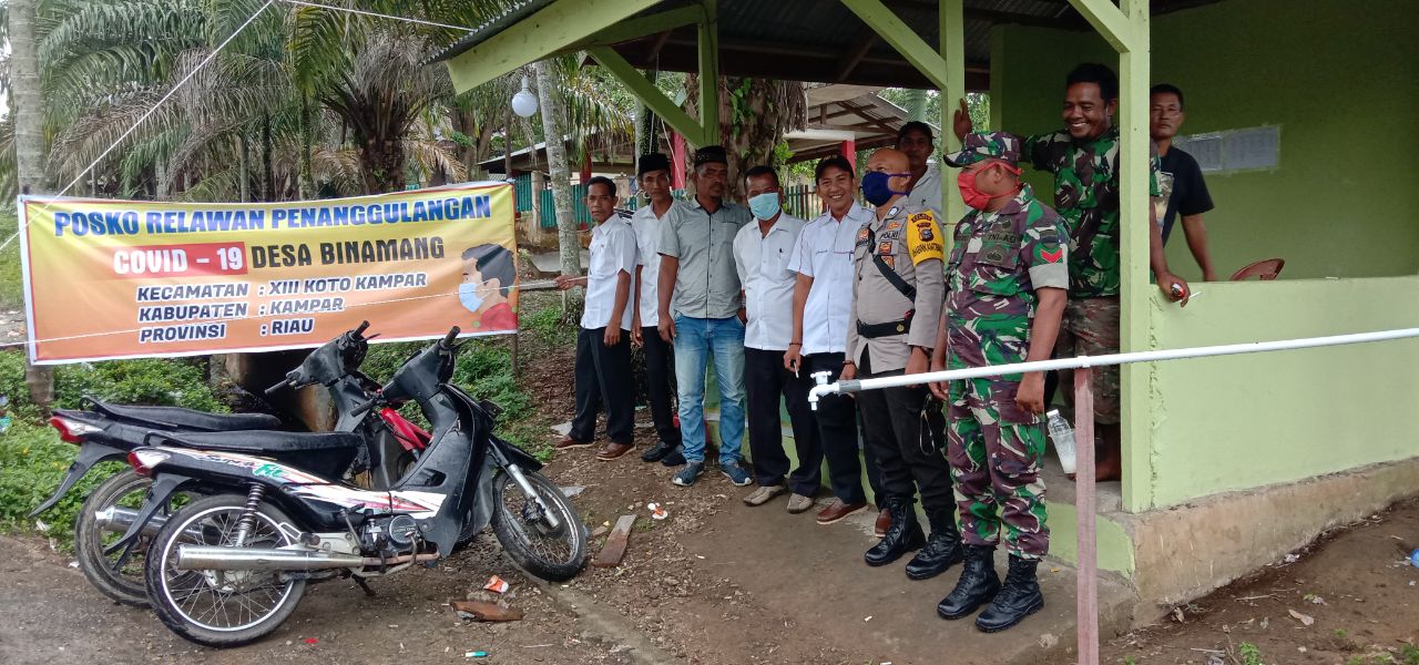 Babinsa Koramil 12/XIII Koto Kampar dan Relawan Desa Monitoring Posko Pencegahan Covid-19