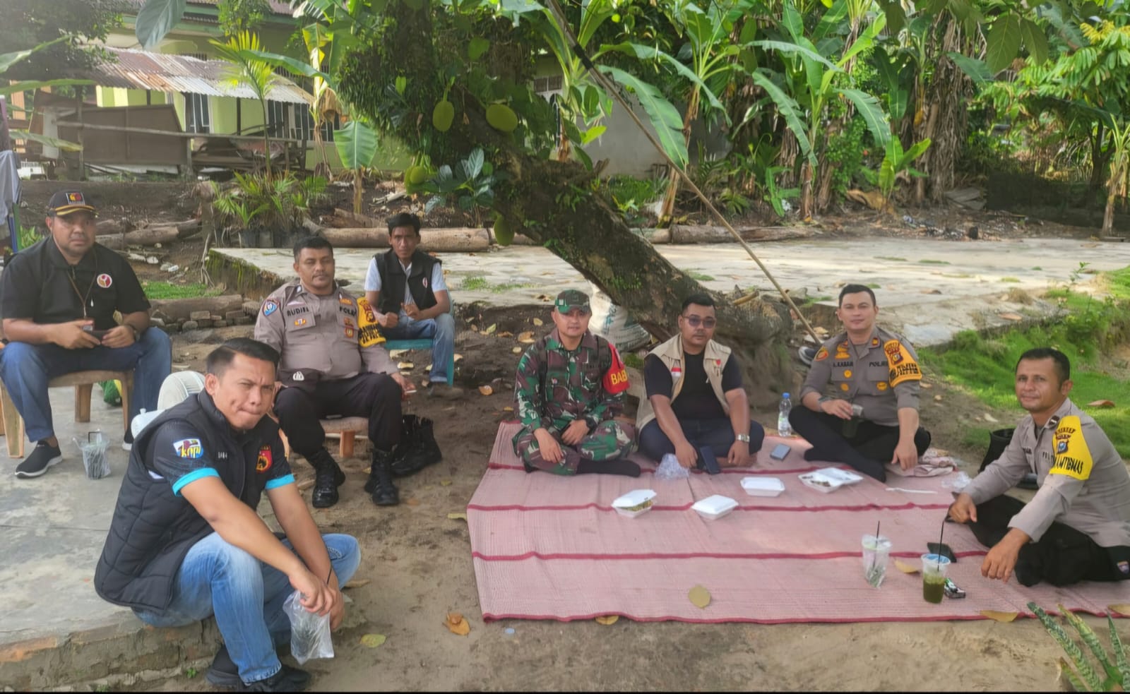 Polsek Langgam, TNI, dan Panwaslu Jalin Sinergi Cegah Karhutla di TPS