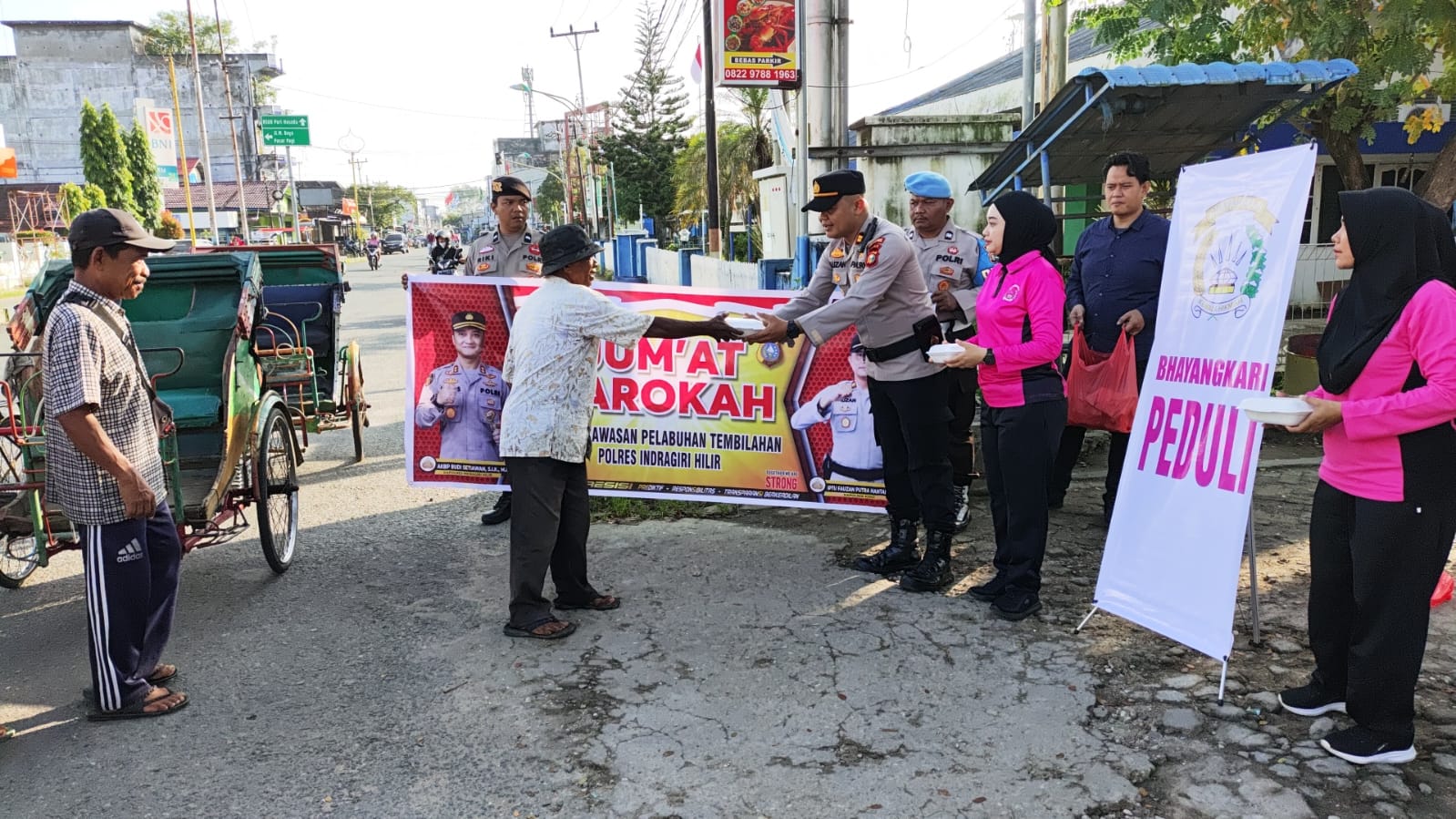 Jumat Berkah Sekaligus Cooling System, KSKP Tembilahan Bagikan Makanan Siap Saji dan Sembako