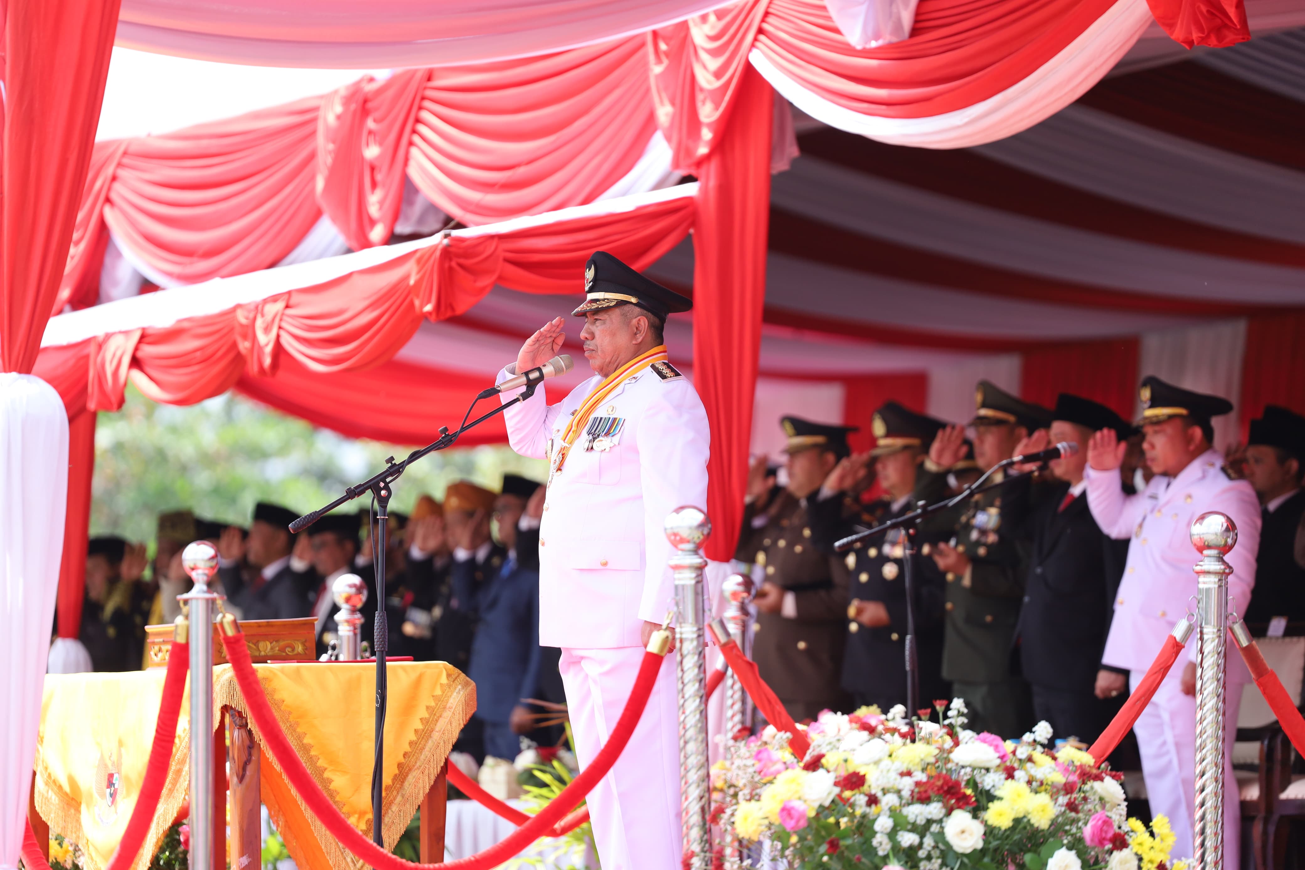 Bupati Siak Alfedri Pimpin Upacara Peringatan HUT RI ke-79 di Lapangan Kantor Bupati Siak