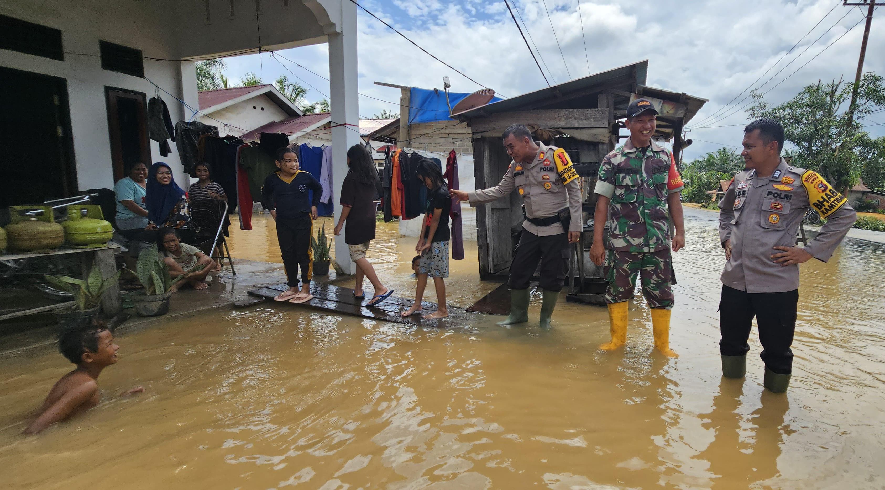 Jalan Kaki 2 Km, Binmas Polres Inhu Cooling System Sambang ke Desa Pulau Gajah