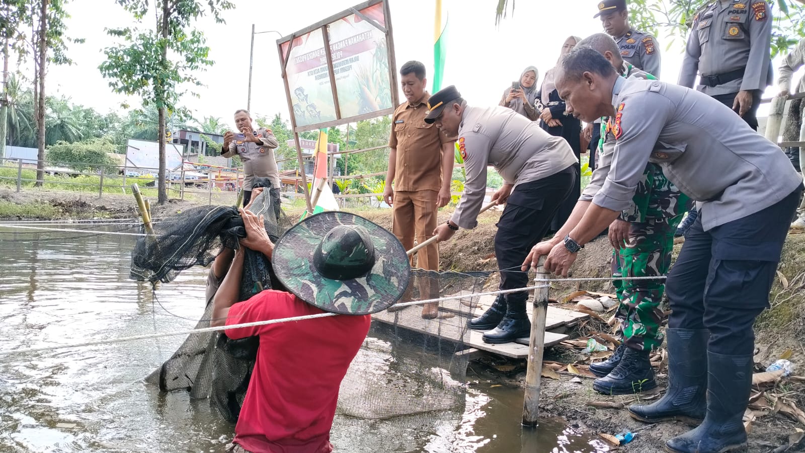 Polsek Bangko Pusako Panen Ikan Lele, Dukung Ketahanan Pangan di Rokan Hilir