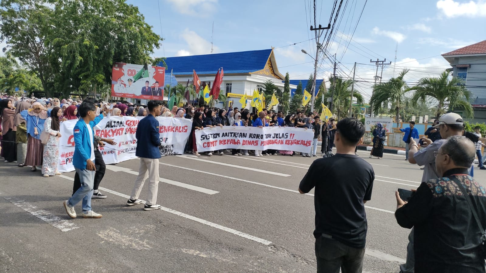 Ratusan Massa Geram Geruduk DPRD Bengkalis, Tuntut Kepala Dinas Perhubungan Dicopot