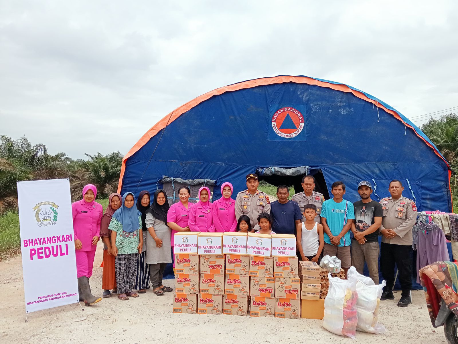 Polsek Pangkalan Kerinci dan Bhayangkari Salurkan Bantuan untuk Warga Terdampak Banjir