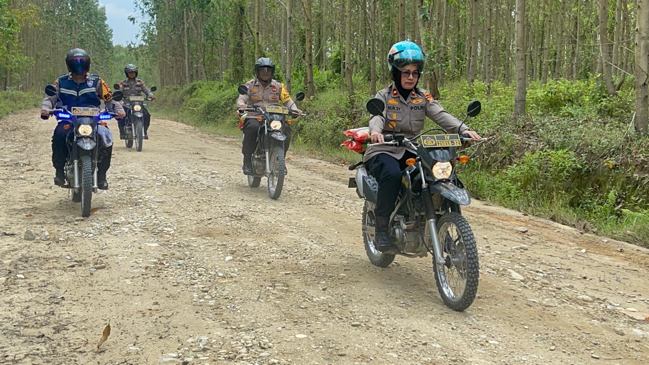 Polsek Tapung Gelar Cooling System dan Bagi Sembako di Desa Terisolir