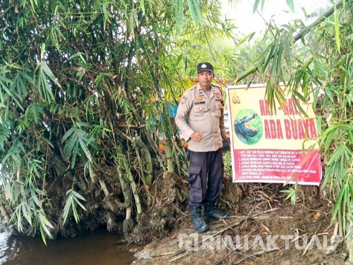 Polisi di Rohil Pasang Spanduk Waspada Buaya Disejumlah Titik Rawan di Sungai Rokan