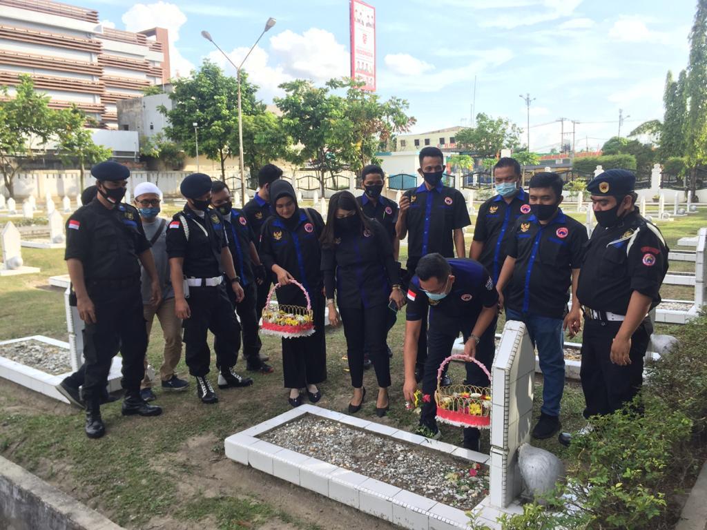 Peringati HUT Kemerdekaan, Garda Pemuda NasDem Riau Ziarah ke Taman Makam Pahlawan