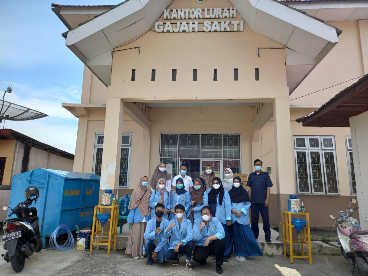 Selain Berikan Tempat Cuci Tangan, Mahasiswa Kukerta UNRI Kelurahan Gajah Sakti Juga Edukasi Mencuci Tangan Yang Baik dan Benar