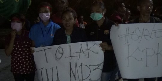 Aksi Bisu dan Bakar Lilin Tolak UU MD3 di Bundaran Patung Tirosa