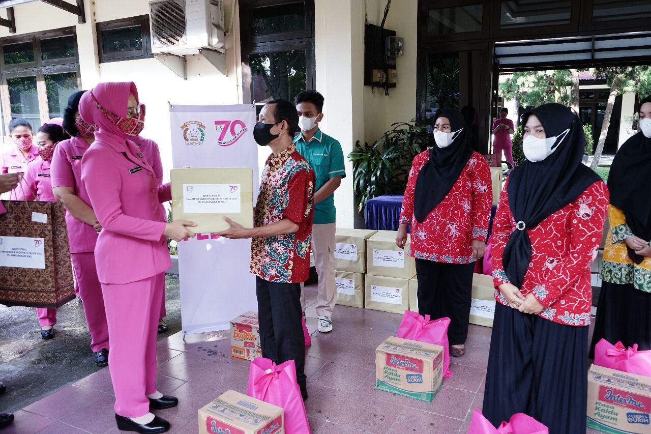 Ketua Bhayangkari Riau Beri Paket Sembako ke Ratusan Pekerja di TPA Muara Fajar