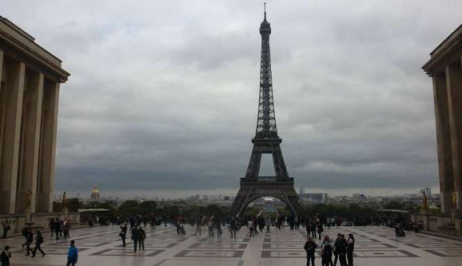 Wah ! Para Pedagang di Eiffel Paris Berbahasa Indonesia, Kok Bisa?