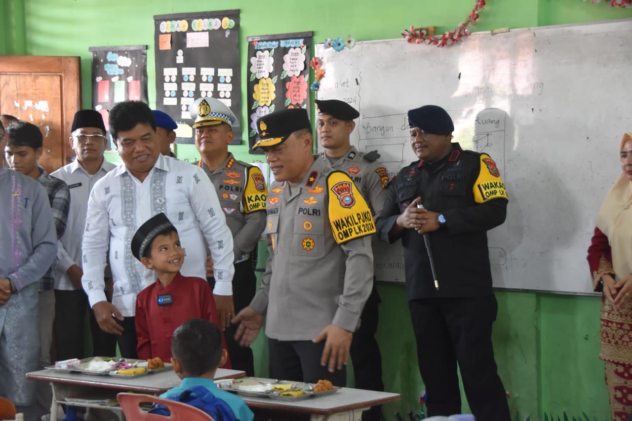 Satbrimob Polda Riau Bagikan Makanan Bergizi di Sekolah, Dukung Asta Cita Presiden