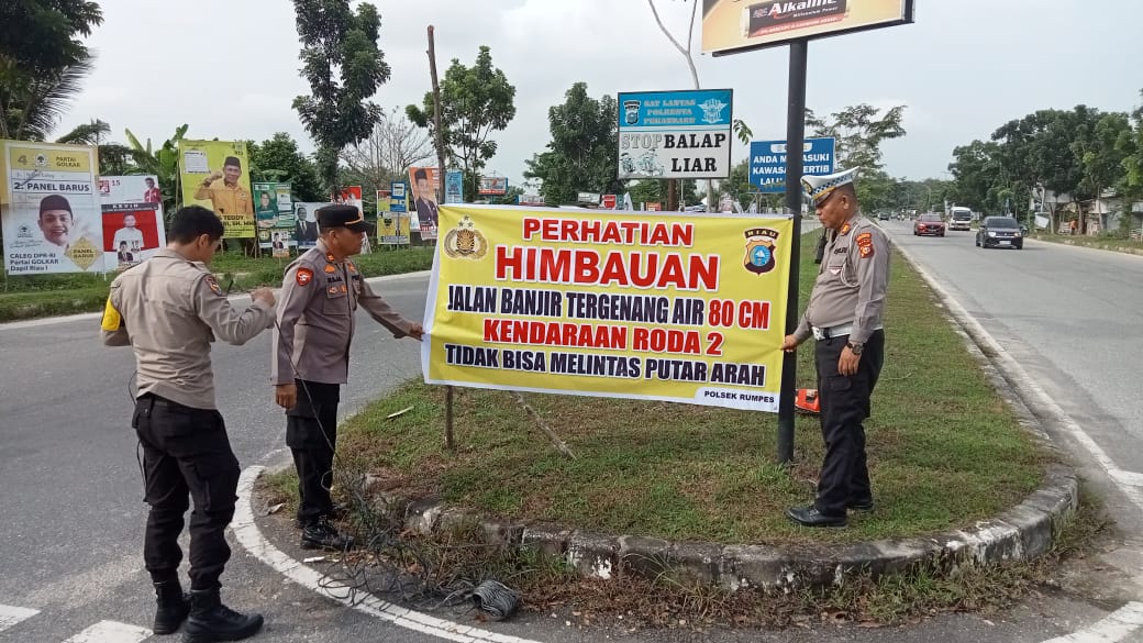 Polsek Rumbai Pesisir Bantu Korban Banjir dan Ajak Masyarakat Sukseskan Pemilu 2024