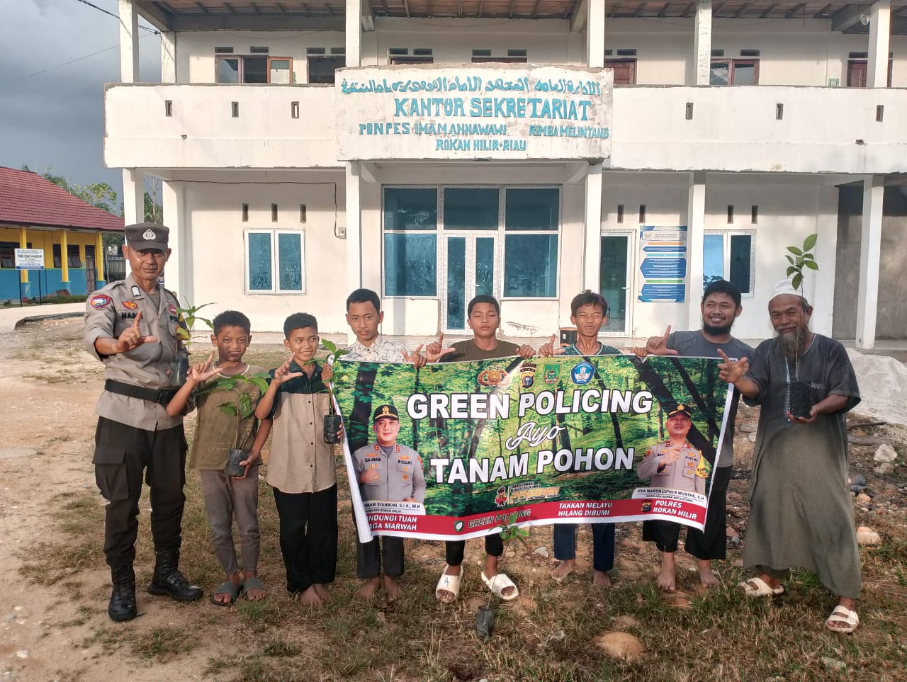 Polsek Rimba Melintang Tanam Bibit Pohon di Yayasan Imam An Nawawi
