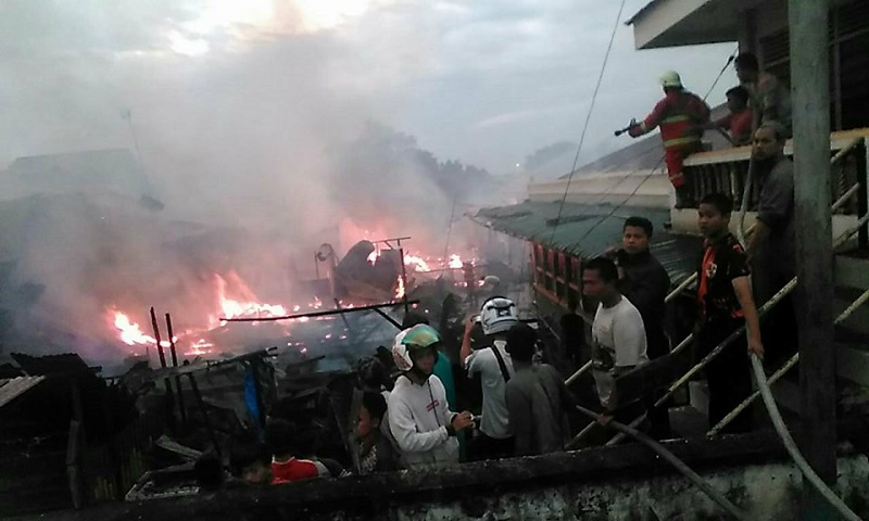 Belasan Rumah Warga di Senapelan Terbakar, Petugas Damkar Masih Berjibaku Padamkan Api