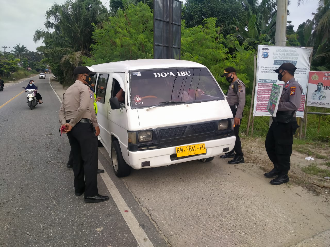Polisi Tinjau Penerapan Prokes Masyarakat di Pos PPKM Kecamatan Bandar Sei kijang