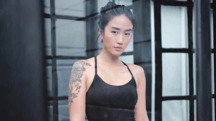 Komentar Nyeleneh Chef Renatta Saat Foto Seksinya Terpampang di Truk