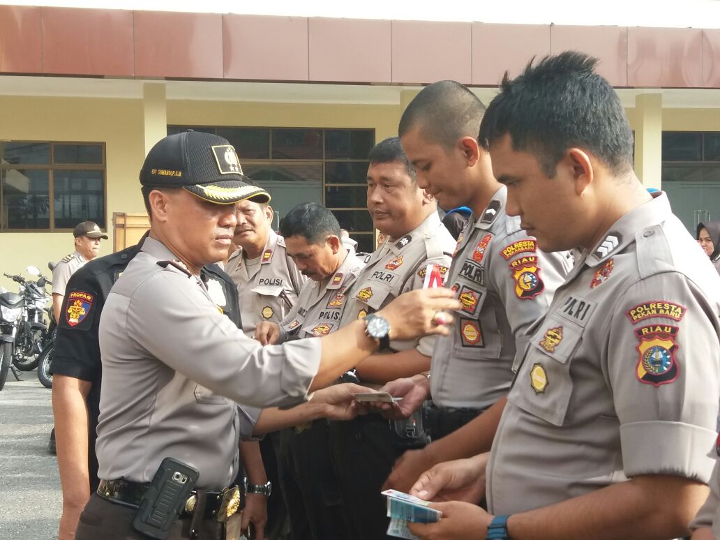 Personel Polresta Pekanbaru Menjalani Pemeriksaan Rambut dan Jenggot