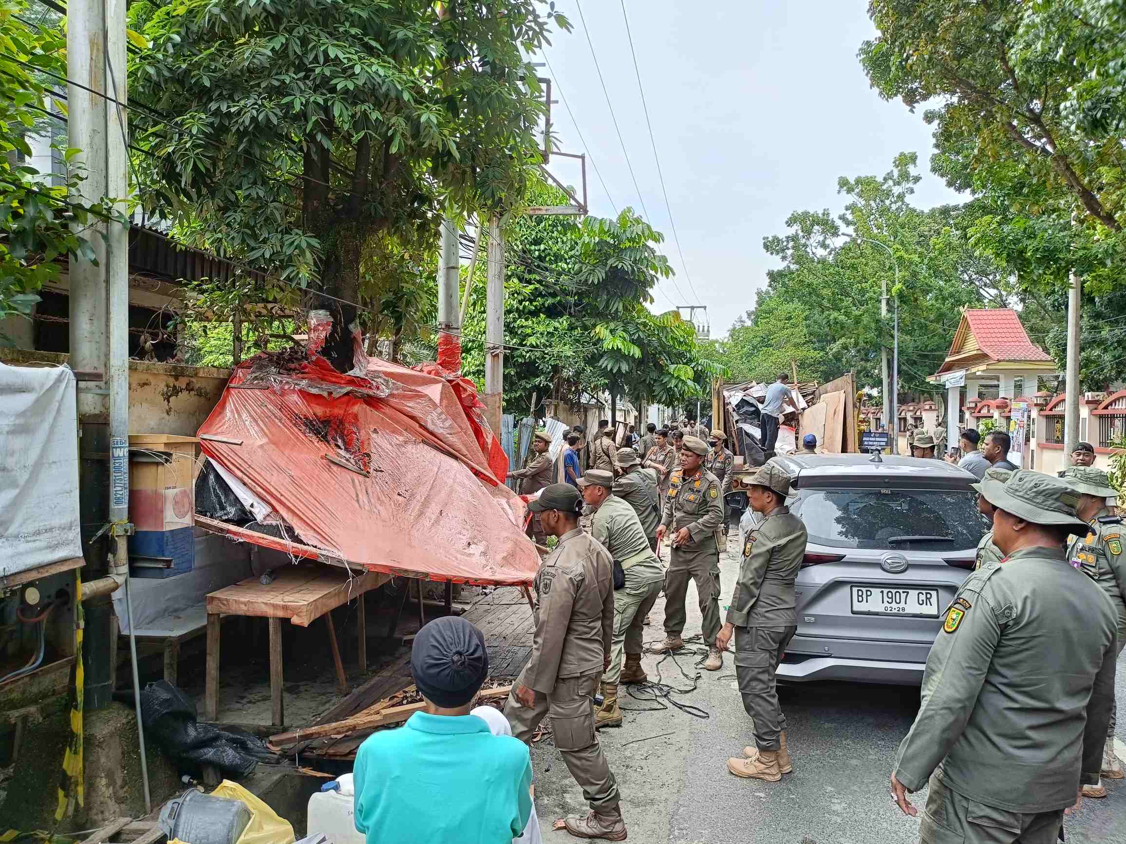Bikin Kumuh, Puluhan Bangunan Liar di Samping RSUD Arifin Achmad Dibongkar Satpol PP