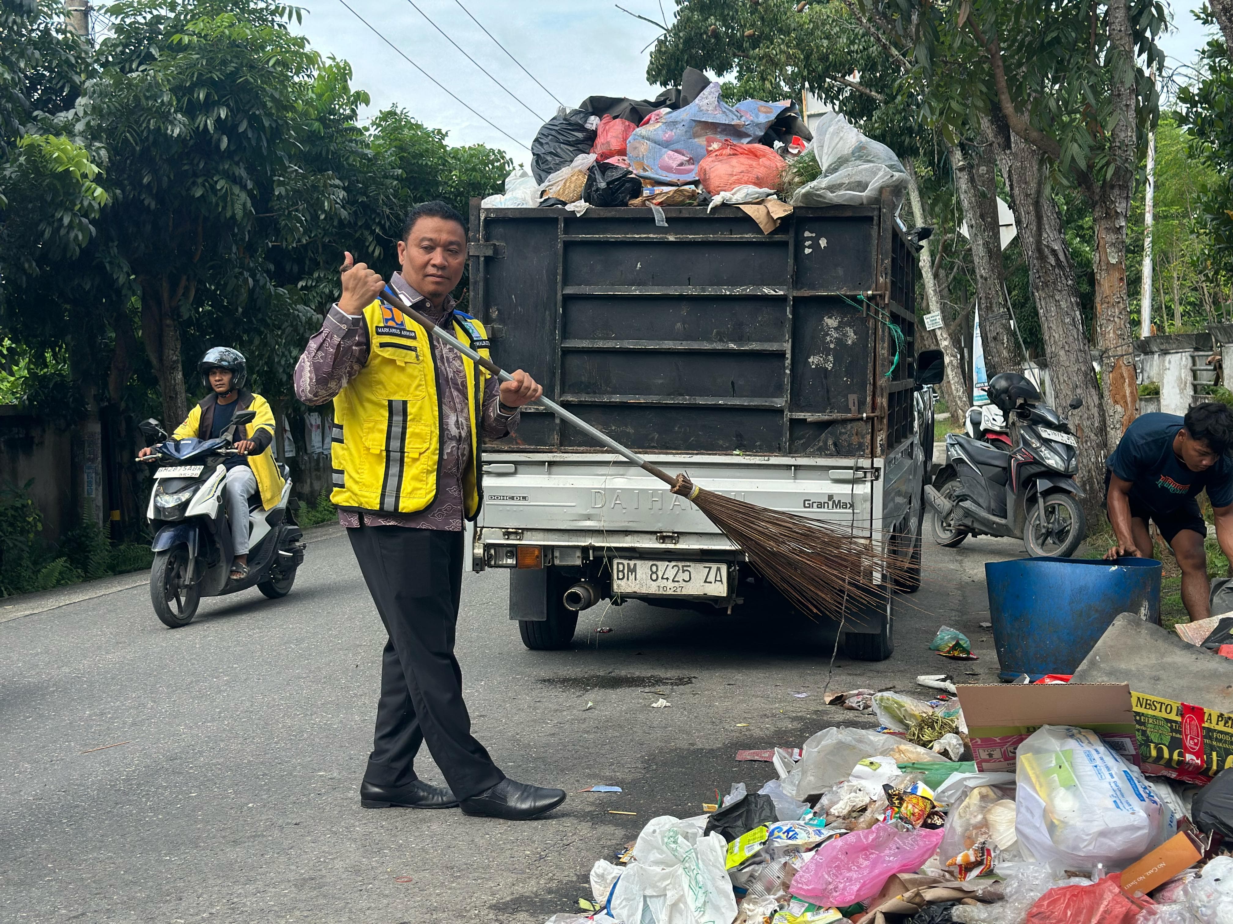 Goro Massal, Wawako Pekanbaru Turun Langsung Sapu Jalan Bersihkan Sampah