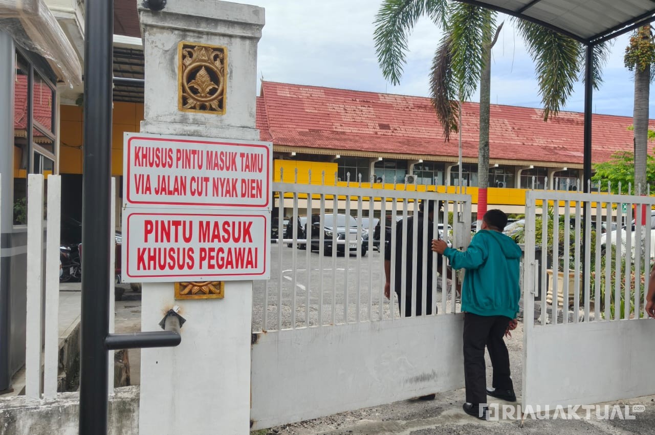 KPK Geledah Kantor Dinas Pendidikan Riau