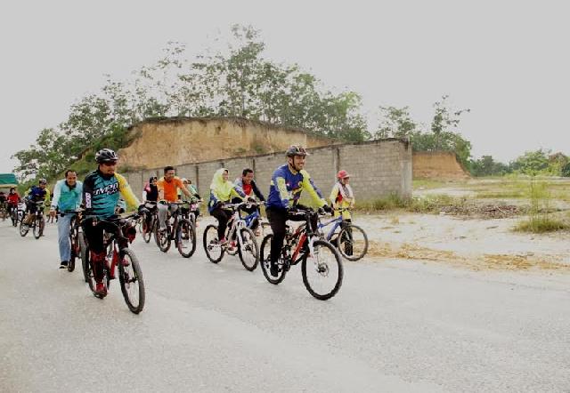 Gunakan Sepeda, Wabup Inhu Jelajahi Sejumlah Desa