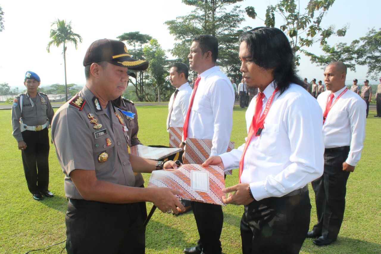 Perosonil Polres Kuansing Berprestasi Menerima Penghargaan Dari Kapolres