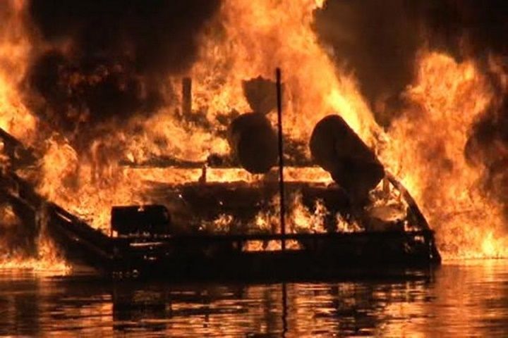 Kapal Pengangkut Arang Bakau dan Tepung Sagu Terbakar di Meranti, 2 Orang Dalam Pencarian