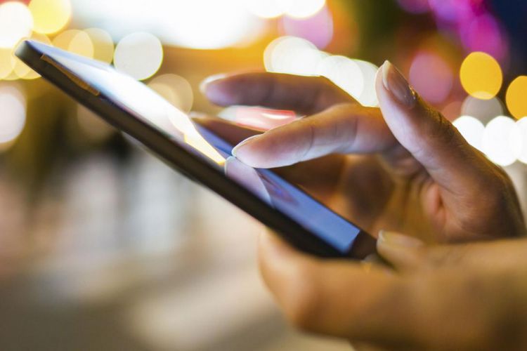 Menatap Gawai Terlalu Lama Bikin Kulit Wajah Cepat Tua, Benarkah?