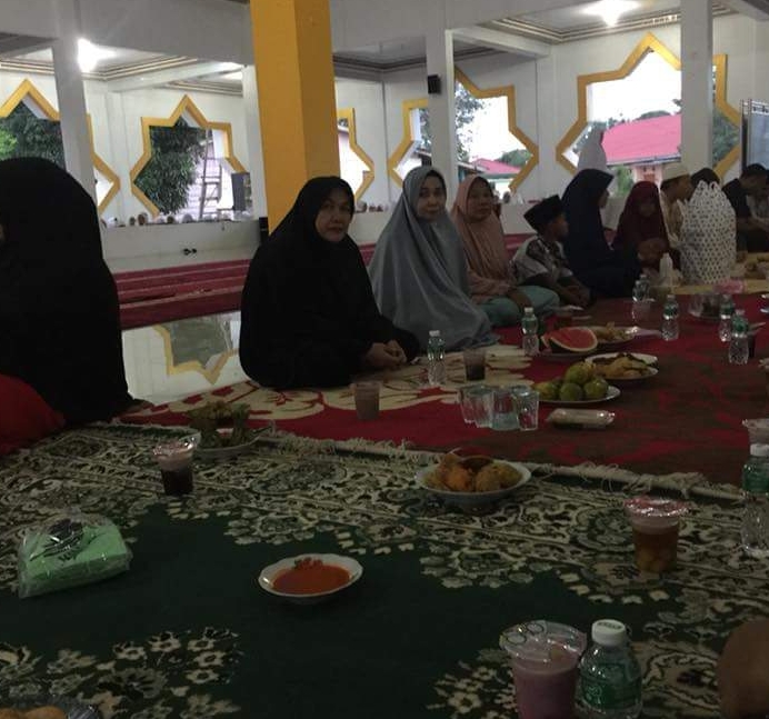 Berbagi dibulan Penuh Berkah, Yuni Warti Halim Buka Bersama di Ponpes Syafa'aturrasul