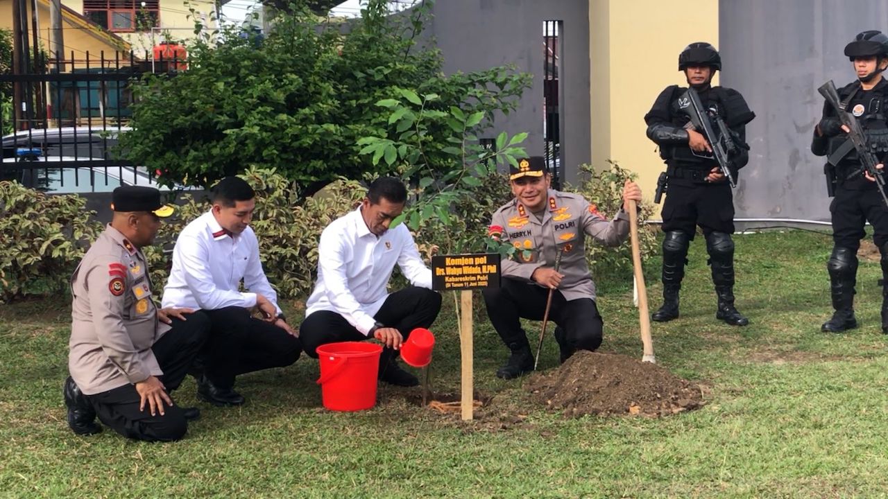 Kabareskrim Tanam Pohon Gaharu di Polda Riau, Komitmen Polri Dukung Pelestarian Lingkungan